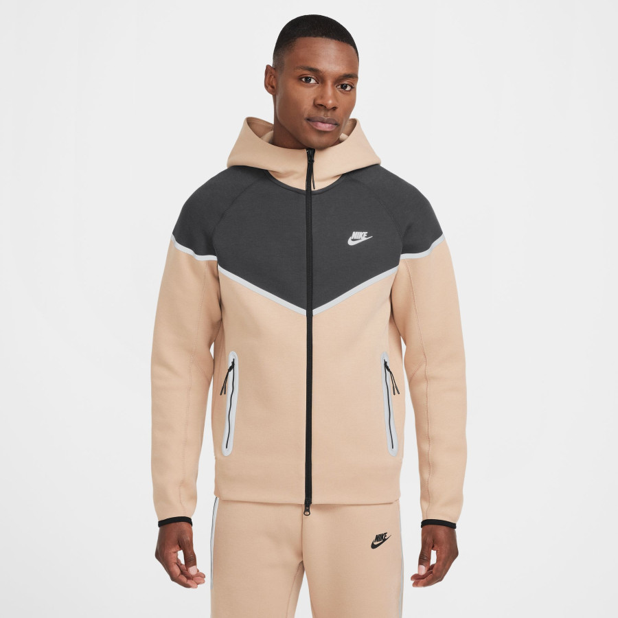 Veste survetement Nike TechFleece Windrunner beige noir sur Foot